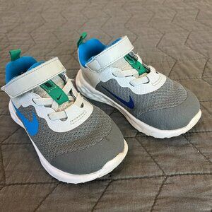 Toddler boy size 7 Nike revolution sneakers